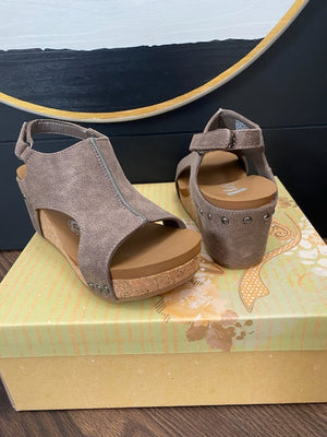 Very G Liberty Wedge in Taupe